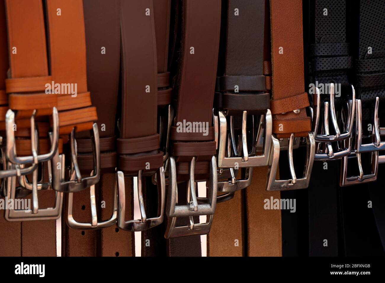 Cinture uomo in pelle con fibbie in vendita. Foto Stock