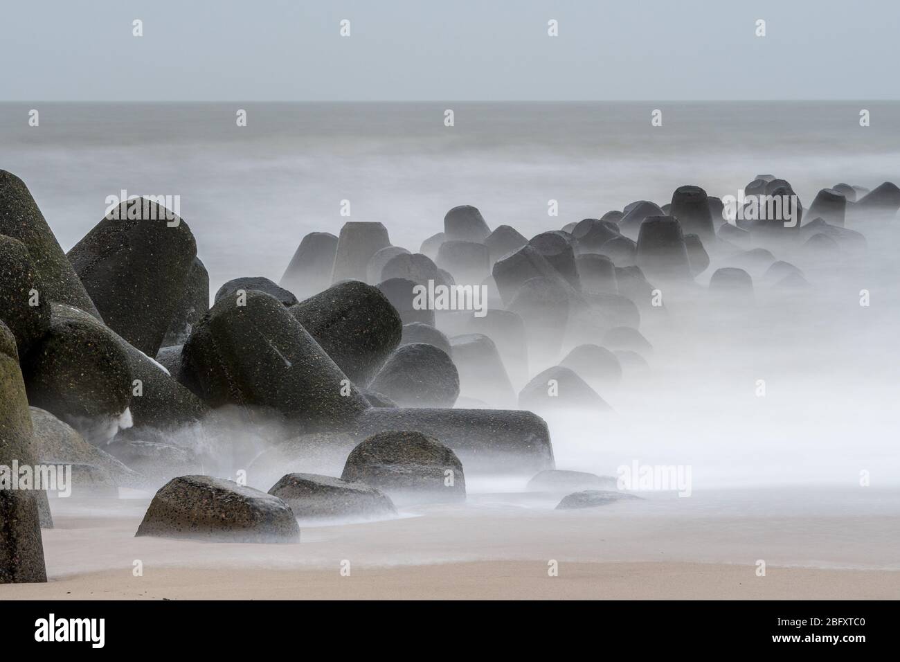 viel mistico sulle rocce costiere ricoperte di spruzzi di oceano Foto Stock