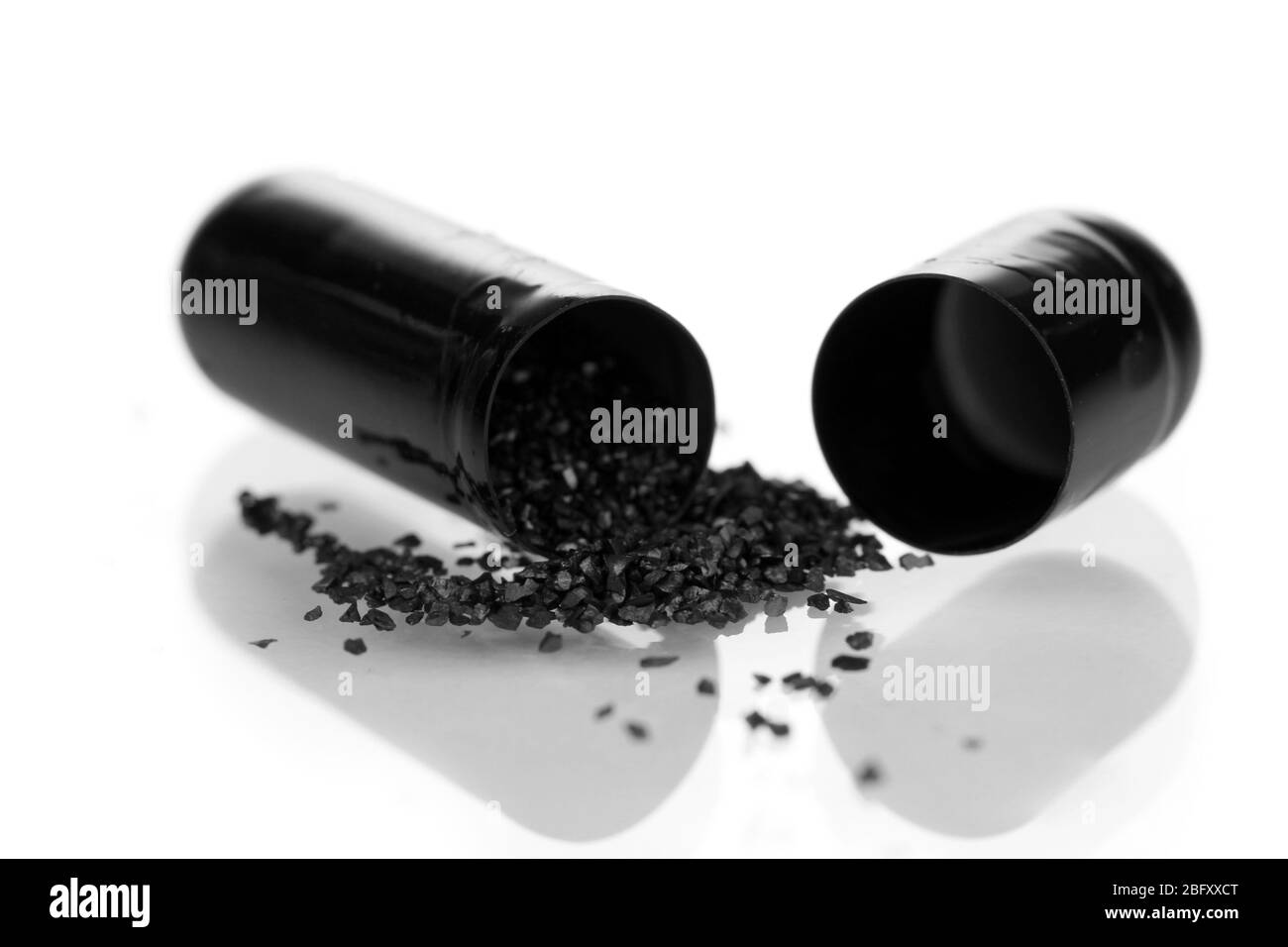 carbone attivo in capsula isolato su bianco Foto Stock