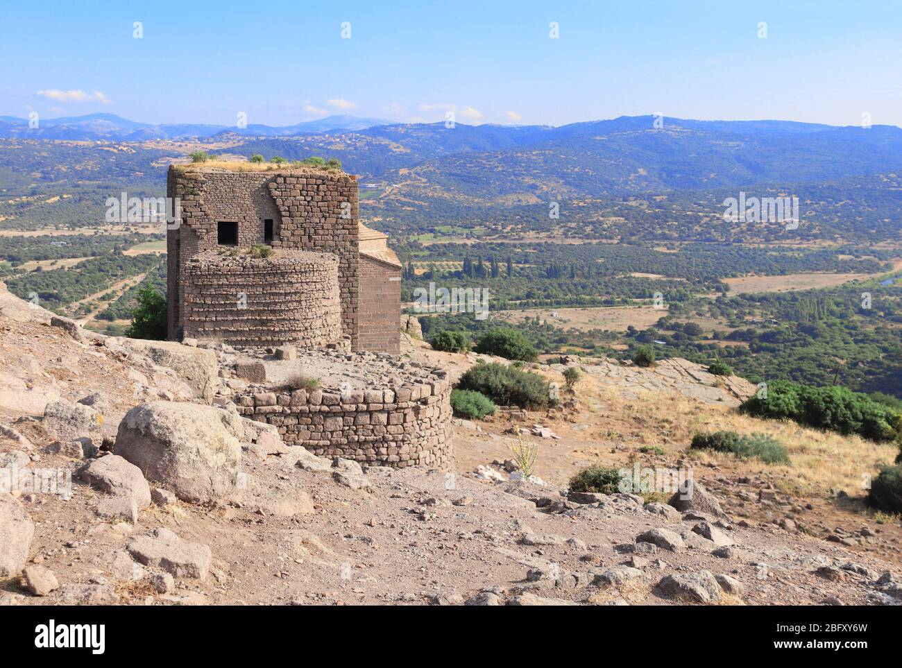 Rovine dell'antica torre della fortezza di Assos, Canakkale, Turchia Foto Stock