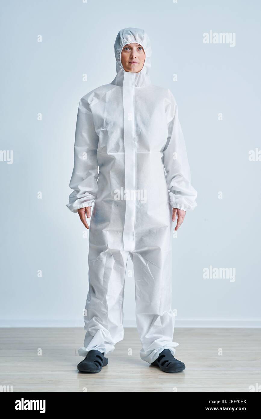Donna in tuta a rischio biologico su sfondo bianco. Foto Stock