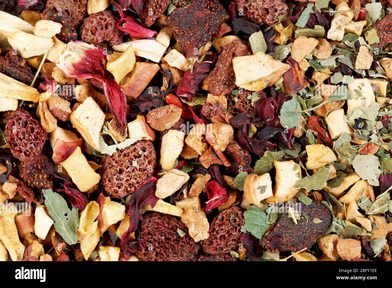 Tè verde aromatico con frutta secca e petali. Può essere utilizzato come sfondo. Foto Stock