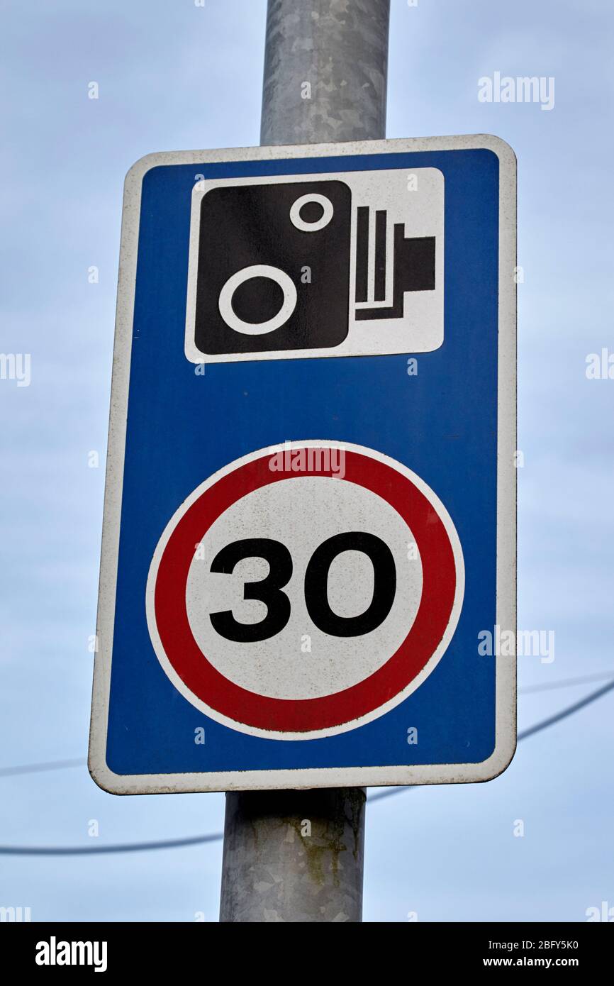30 km/h con segnale di avvertimento temporaneo per autovelox a Newtownabbey Irlanda del Nord Regno Unito Foto Stock