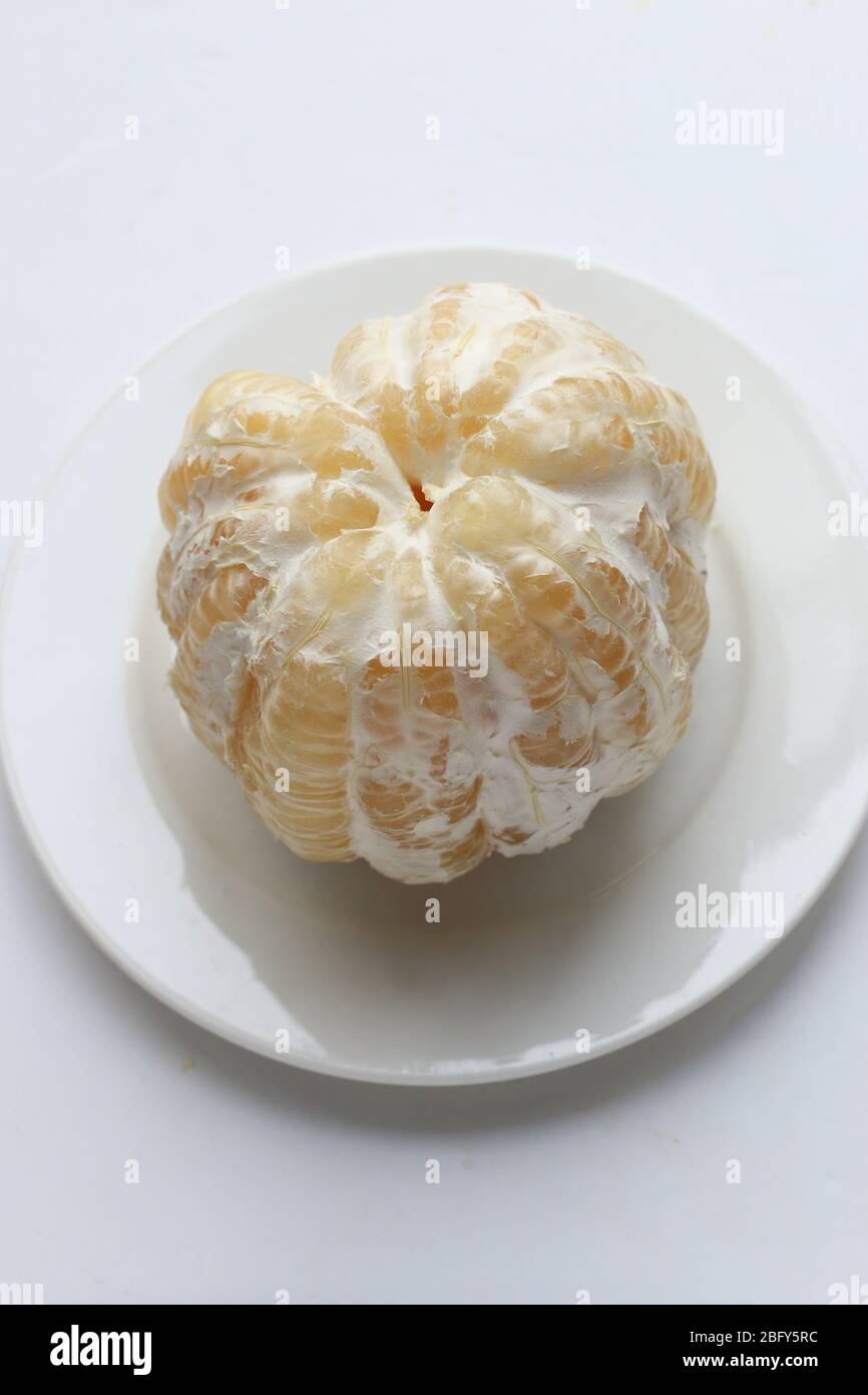 Pomelo appena sbucciato o conosciuto come Citrus maxima, Citrus grandis isolato su sfondo bianco Foto Stock