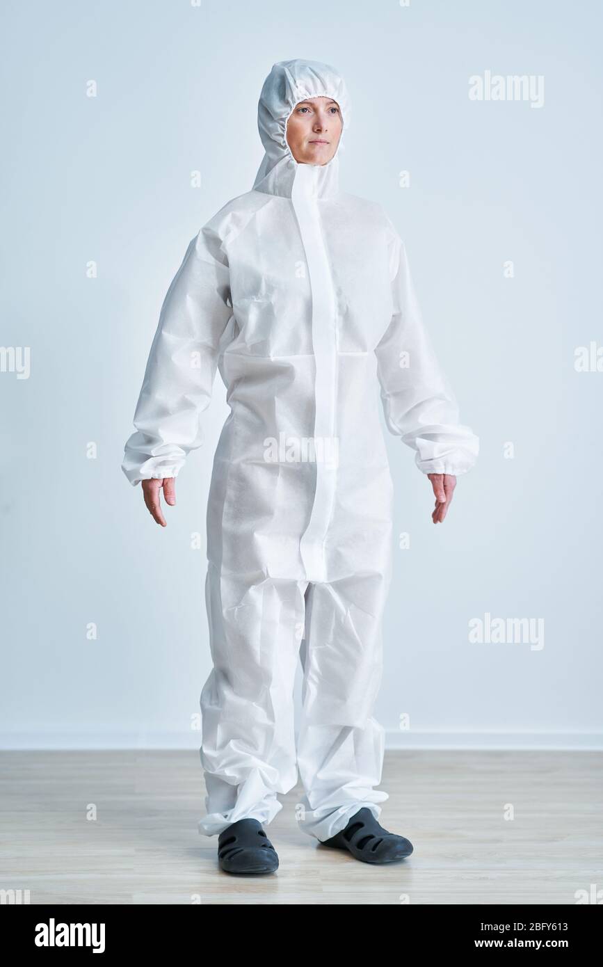 Donna in tuta a rischio biologico su sfondo bianco. Foto Stock