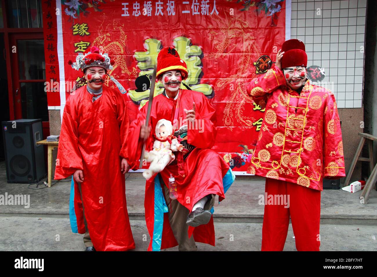 Costume matrimoniale nel sud Shaanxi il padre è di buon umore oggi e gioca sempre 'due calci' Liangshan Village Liangshan Town Nanzheng Conte Foto Stock