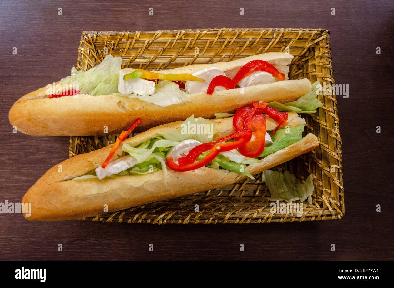 Sandwich di baguette di verdure francesi presentato in un cesto Foto Stock