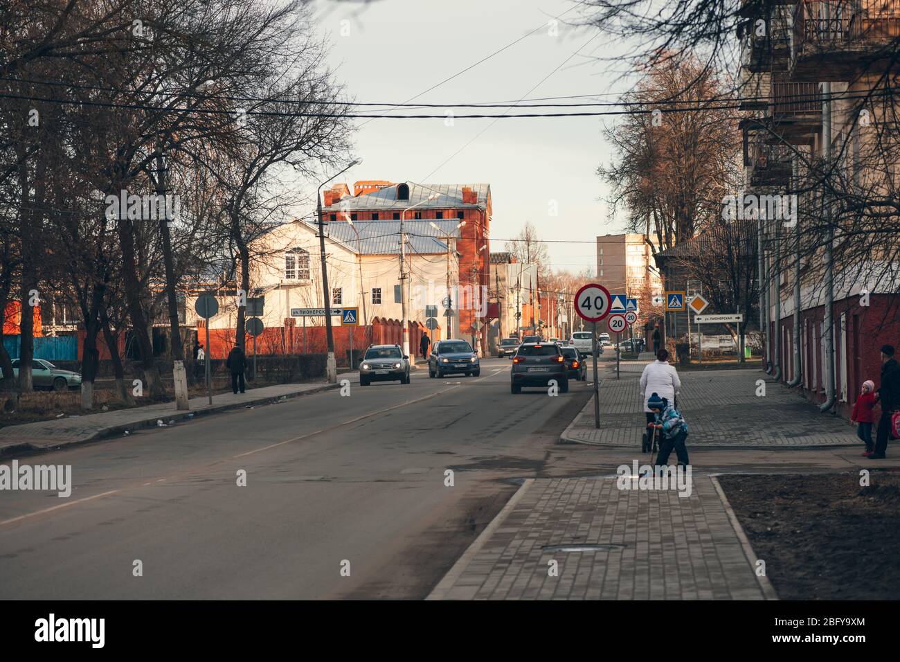 KOLOMNA, RUSSIA - 12 MARZO 2020: Krasnogvardeiskaya Street e il segnale limite di velocità 40 chilometri all'ora nella città di Kolomna, Regione di Mosca, Russia Foto Stock