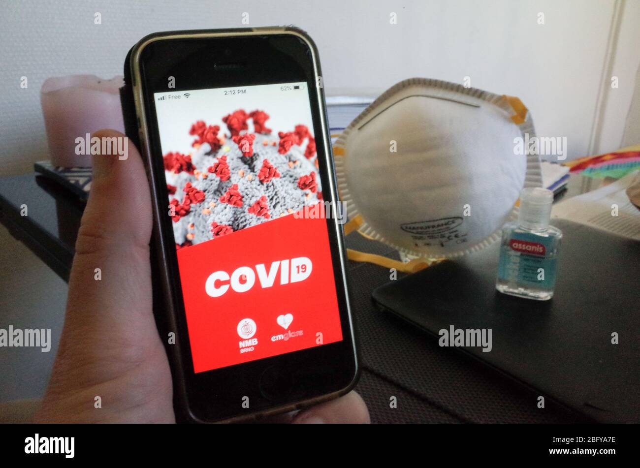Non SONO STRETTAMENTE PREVISTE VENDITE AI MEDIA O AGLI EDITORI FRANCESI - DIRITTI RISERVATI *** 04 aprile 2020 - Parigi, Francia: Una persona possiede un cellulare utilizzando una delle app Covid-19 sviluppate durante il pandemy. Sono state lanciate diverse app per telefoni cellulari per fornire statistiche e mappe delle infezioni, nonché un elenco dei sintomi. Le preoccupazioni legate alla privacy si stanno inoltre manifestando sull'uso del tracciamento dei dati di geolocalizzazione dei telefoni cellulari per monitorare i blocchi contro l'epidemia di coronavirus. Foto Stock