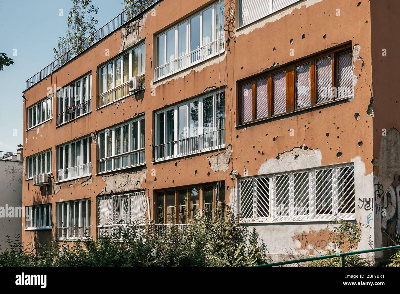Muro sfrenato dopo la guerra dei Balcani a Sarajevo, Bosnia Erzegovina Foto Stock