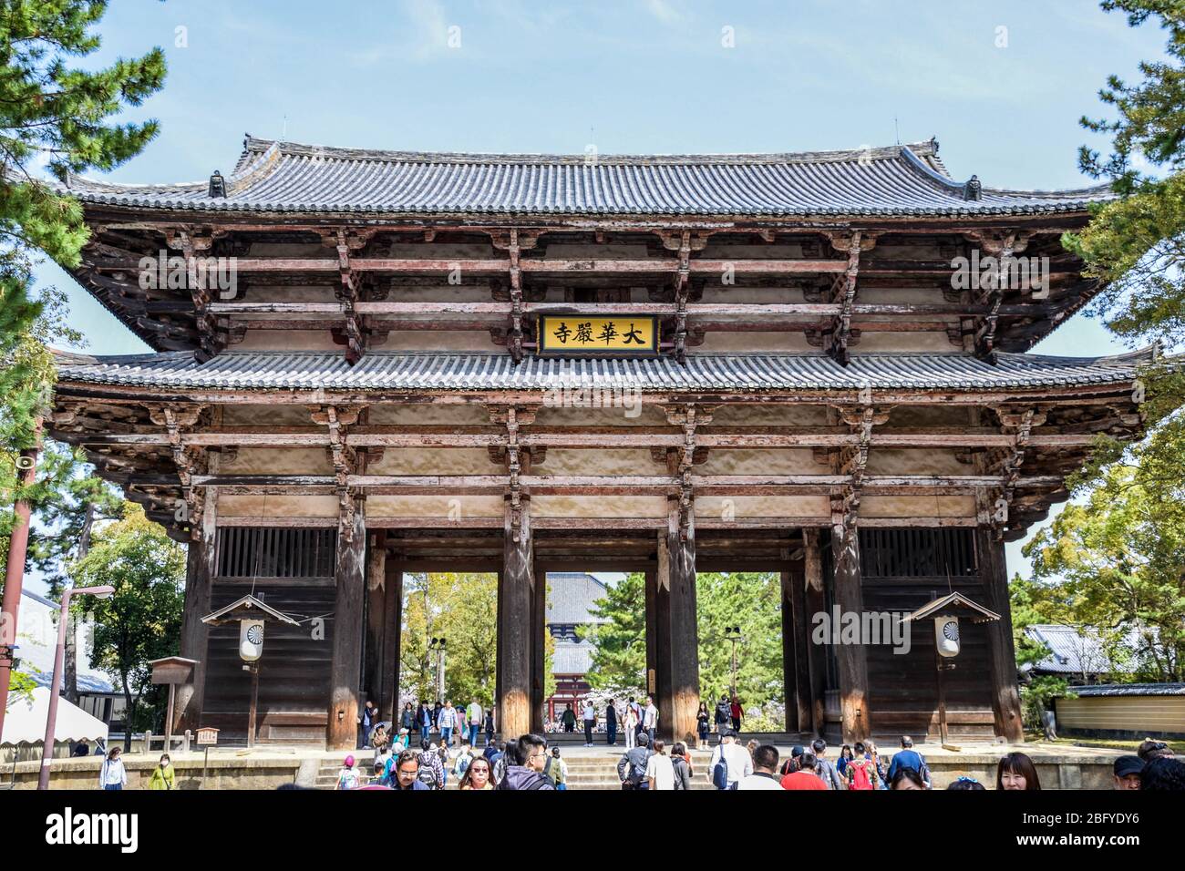 Storico cancello in legno nella città herrage UNESCO di Nara Foto Stock