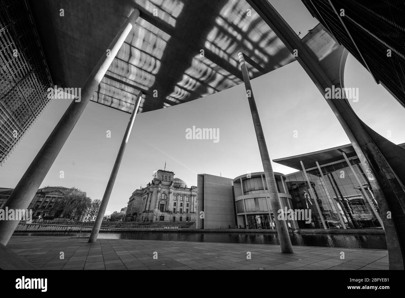 11 aprile 2020, Berlino, il distretto governativo sulla Sprea con il Reichstag di Berlino e Paul-Lobe-Haus. Il distretto governativo di Berlino è l'area in cui hanno sede le più importanti istituzioni dell'esecutivo (governo federale) e del ramo legislativo (Bundestag tedesco). E' il 'centro politico' della Repubblica federale di Germania. Foto scattata dalla Marie-Elisabeth-Luders-Haus. | utilizzo in tutto il mondo Foto Stock