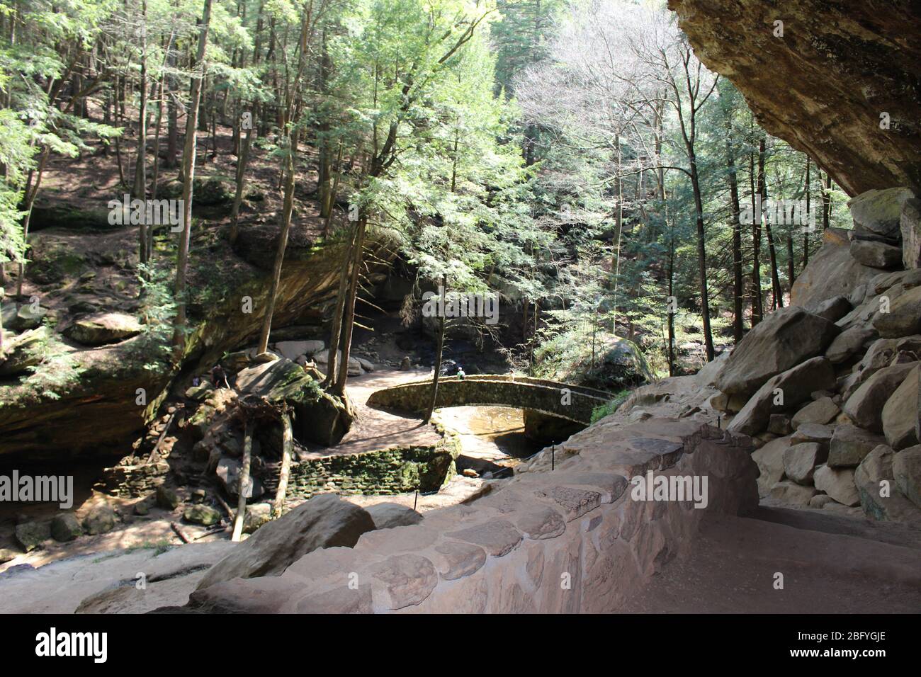 Old Man caverna sentiero e cascata in Ohio state, natura verde paesaggio e alberi verdi legno ponte sospeso, canale d'acqua Foto Stock