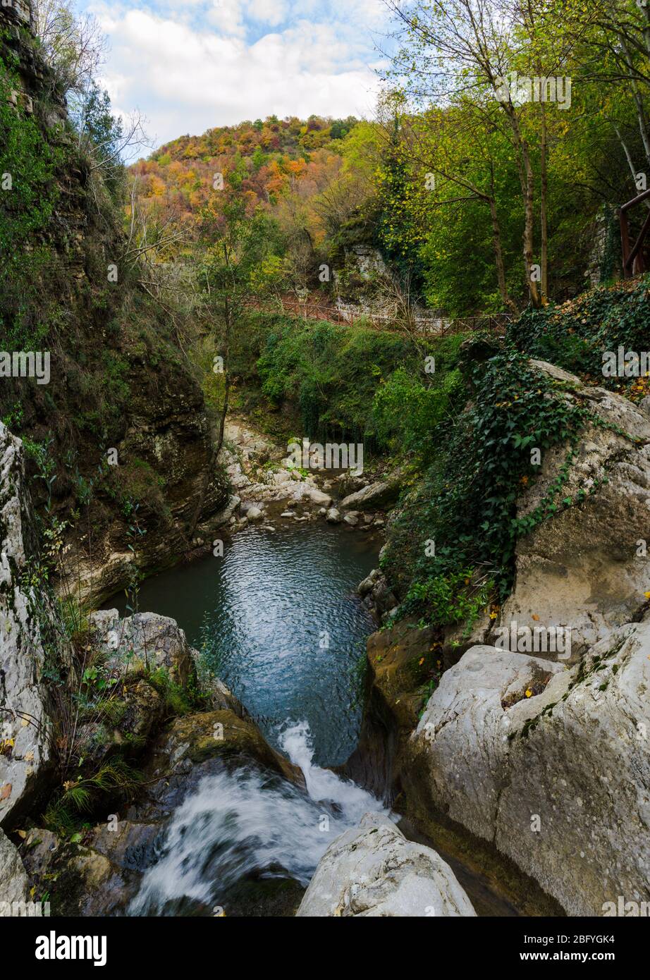 Vista panoramica delle cascate di San Fele in un paesaggio naturale, una popolare meta escursionistica in Basilicata, Italia meridionale Foto Stock