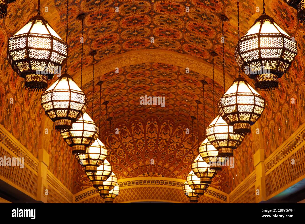 Luci da tetto decorative con parete da tetto dal design arabo di notte Foto Stock