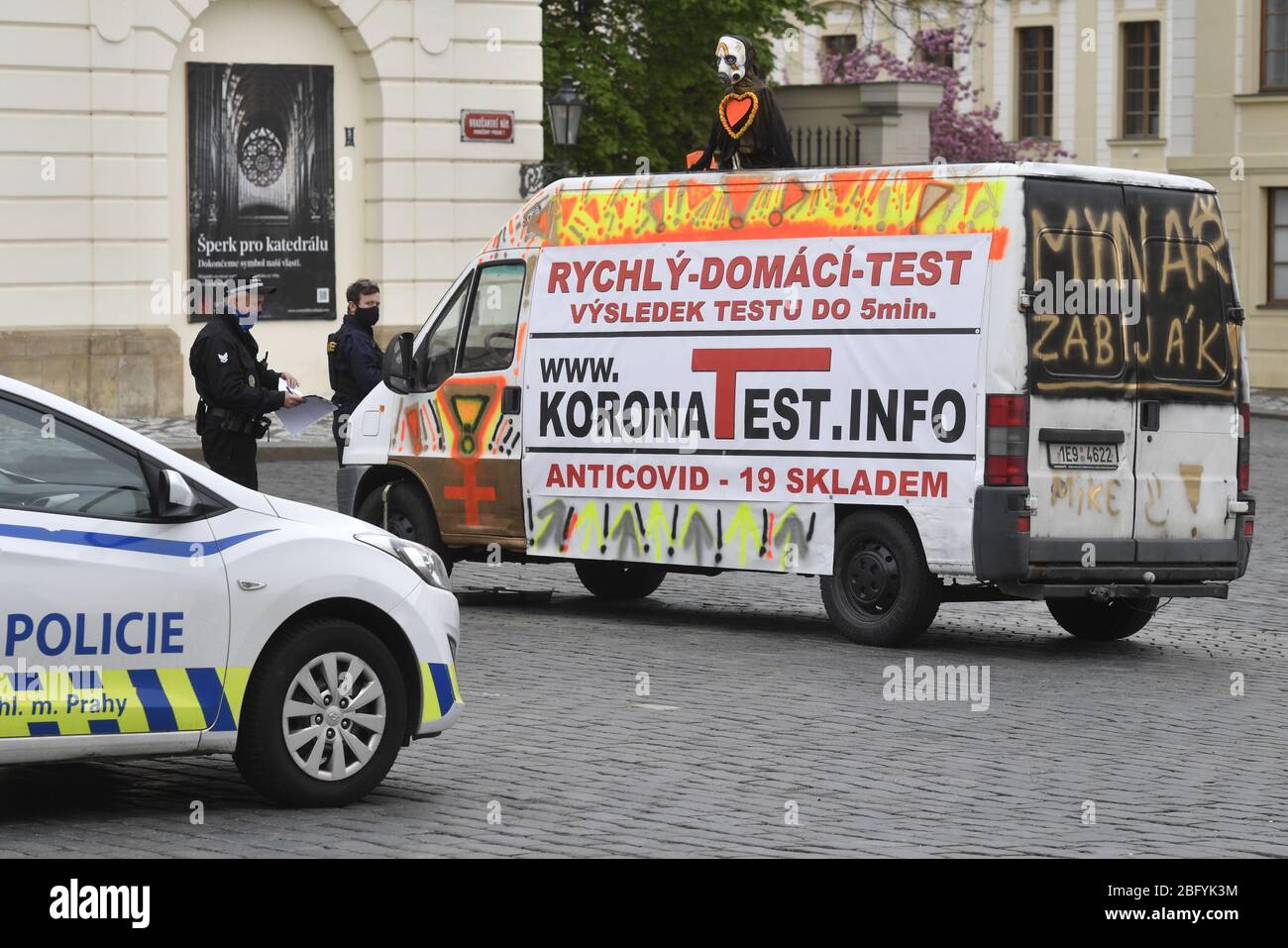 Un furgone di consegna, parcheggio in piazza Hradcanske di fronte al Castello di Praga Domenica 19 aprile 2020, Ha pubblicato un annuncio per la vendita di test covid-19 e una protesta contro un macello di suini che ha organizzato il capo dell'Ufficio presidenziale ceco Vratislav Mynar per sei persone nel suo ristorante di Osvetimany, nella Moravia meridionale, venerdì senza chiedere l'autorizzazione all'ufficio sanitario pubblico, che è richiesto durante lo stato di emergenza corrente nel paese. Il presidente Zeman lo difese dicendo che il maiale sarebbe morto altrimenti. Era affamato perché era solito mangiare i avanzi del ristorante e. Foto Stock