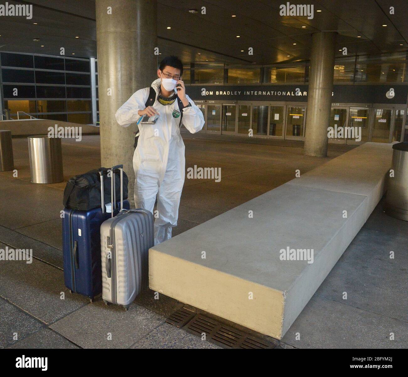 Los Angeles, Stati Uniti. 20 aprile 2020. Il terminal degli arrivi internazionali di Bradley è vuoto la prima sera presso l'aeroporto internazionale di Los Angeles domenica 19 aprile 2020. Il sindaco Eric Garcetti ha detto che il 95% dei viaggi aerei si è fermato nella sua città, mentre Los Angeles vede la più grande goccia di viaggio aereo nella storia LAX. Foto di Jim Ruymen/UPI Credit: UPI/Alamy Live News Foto Stock