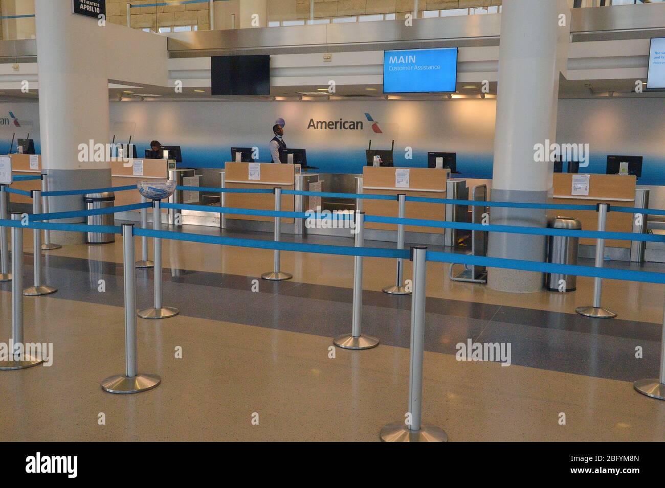 Los Angeles, Stati Uniti. 20 aprile 2020. Il terminal di American Airlines è vuoto in prima serata presso l'aeroporto internazionale di Los Angeles domenica 19 aprile 2020. Il sindaco Eric Garcetti ha detto che il 95% dei viaggi aerei si è fermato nella sua città, mentre Los Angeles vede la più grande goccia di viaggio aereo nella storia LAX. Foto di Jim Ruymen/UPI Credit: UPI/Alamy Live News Foto Stock