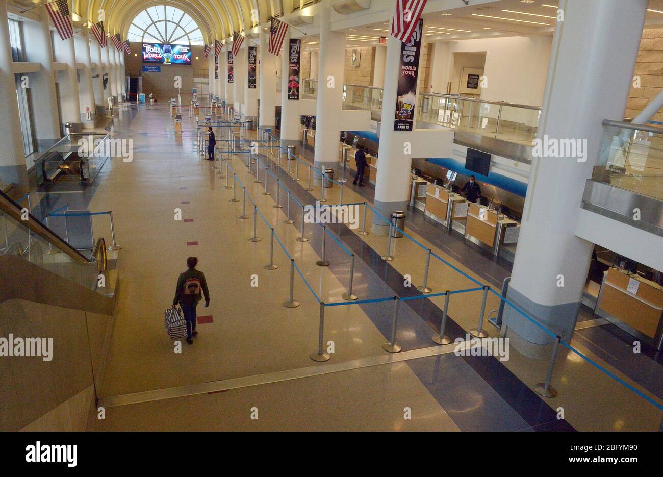 Los Angeles, Stati Uniti. 20 aprile 2020. Il terminal di American Airlines è vuoto in prima serata presso l'aeroporto internazionale di Los Angeles domenica 19 aprile 2020. Il sindaco Eric Garcetti ha detto che il 95% dei viaggi aerei si è fermato nella sua città, mentre Los Angeles vede la più grande goccia di viaggio aereo nella storia LAX. Foto di Jim Ruymen/UPI Credit: UPI/Alamy Live News Foto Stock