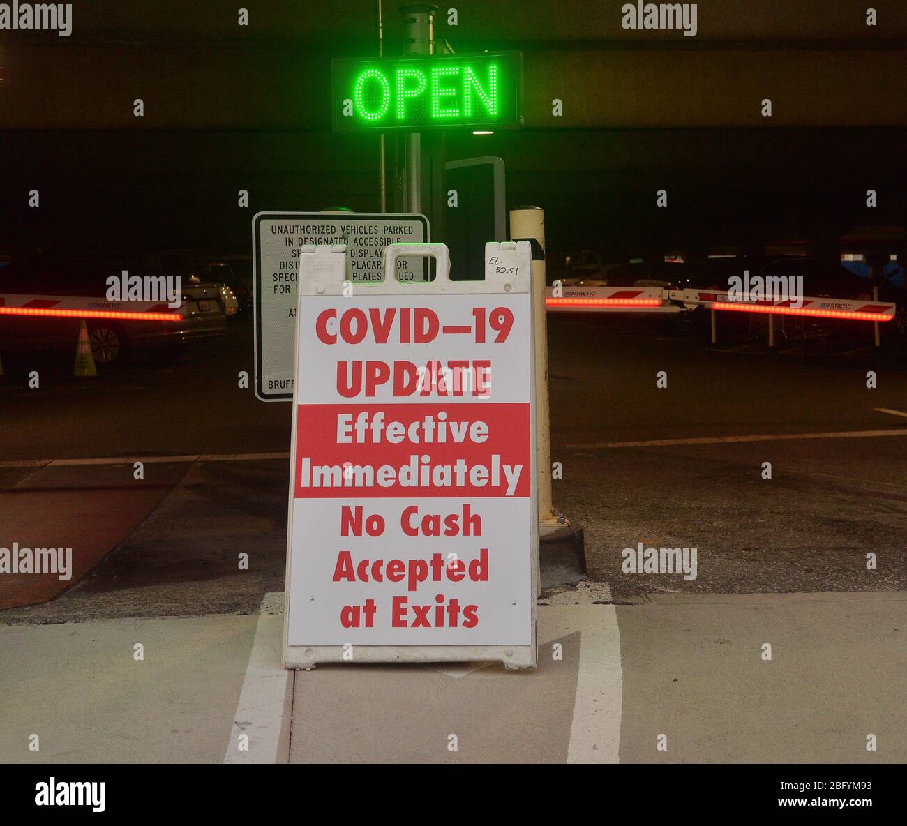 Un cartello all'ingresso di un parcheggio informa gli autisti che a causa della pandemia COVID-19 non sarebbe stato accettato all'LAX domenica 19 aprile 2020 a Los Angeles. Il sindaco Eric Garcetti ha detto che il 95% dei viaggi aerei si è fermato nella sua città, mentre Los Angeles vede la più grande goccia di viaggio aereo nella storia LAX. Foto di Jim Ruymen/UPI Foto Stock