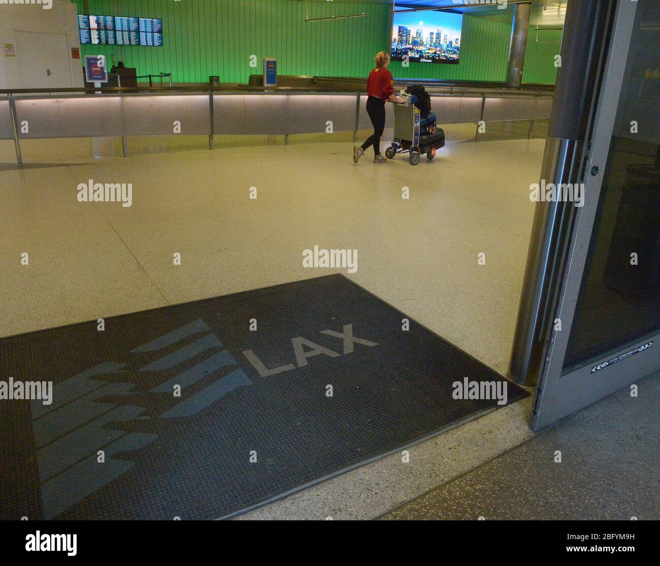 Los Angeles, Stati Uniti. 20 aprile 2020. Il terminal degli arrivi internazionali di Bradley è vuoto la prima sera presso l'aeroporto internazionale di Los Angeles domenica 19 aprile 2020. Il sindaco Eric Garcetti ha detto che il 95% dei viaggi aerei si è fermato nella sua città, mentre Los Angeles vede la più grande goccia di viaggio aereo nella storia LAX. Foto di Jim Ruymen/UPI Credit: UPI/Alamy Live News Foto Stock