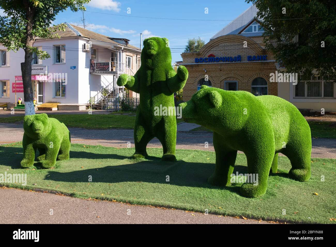 MUROM, RUSSIA - 24 AGOSTO 2019: Composizione spaziale di tre orsi, posta all'incrocio tra Leo Tolstoy e Mosca. Sculture sono installate per Foto Stock