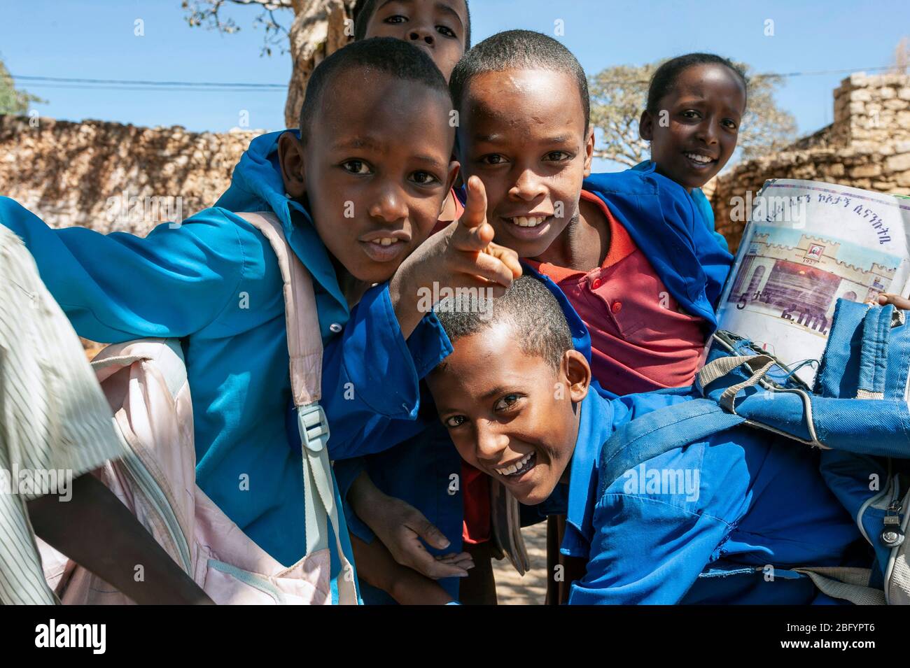 HARAR - ETIOPIA - 25 DICEMBRE 2012: Giovani ragazzi musulmani non identificati dopo la scuola ad Harar, Etiopia, Africa Foto Stock