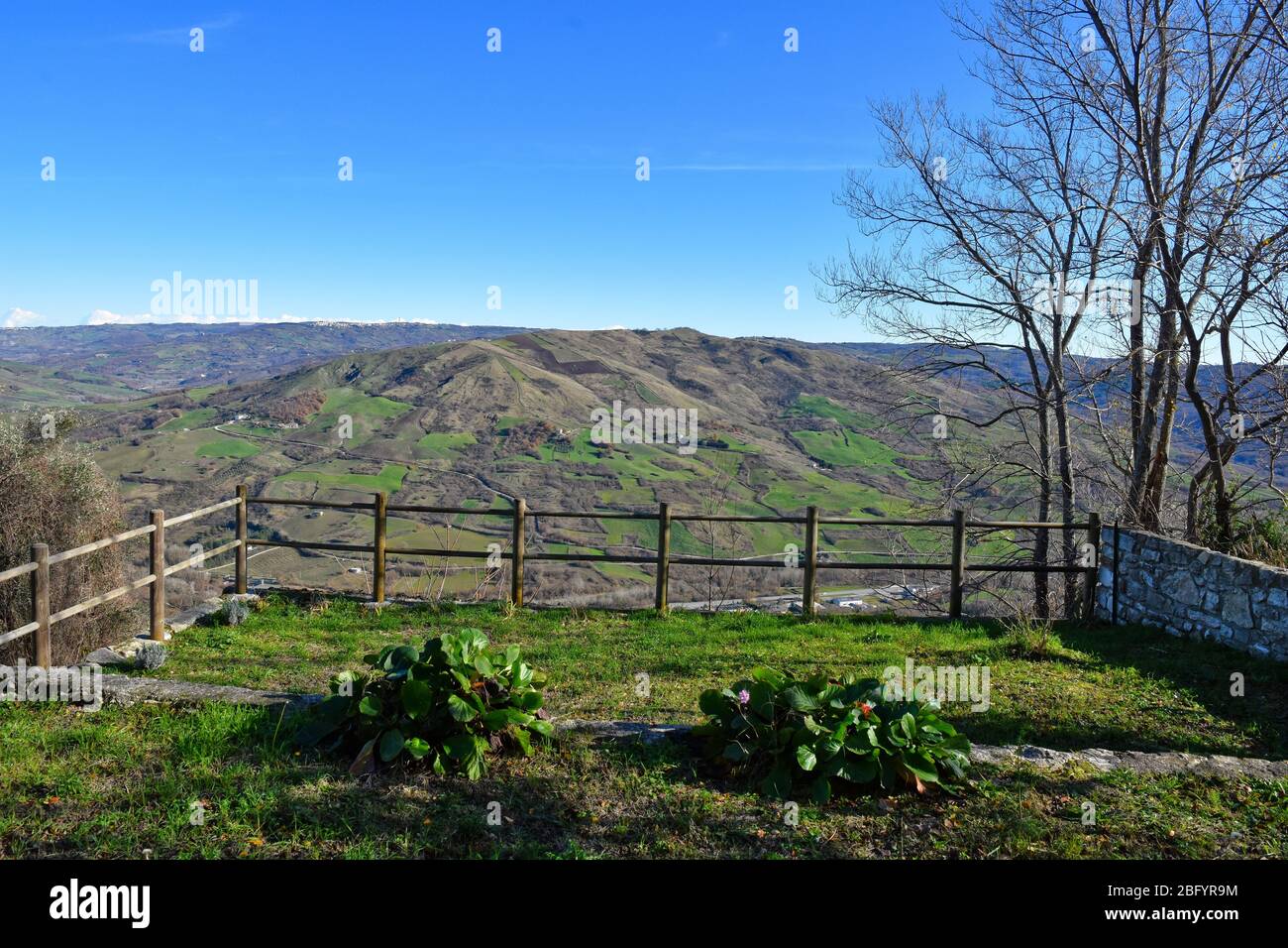 Vista panoramica dal paese di Castropignano, Molise Foto Stock