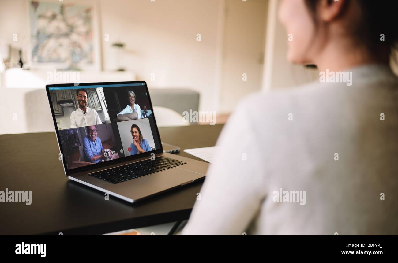 Donna che ha una videoconferenza con gli amici. Riunione di famiglia online tramite videochiamata. Foto Stock