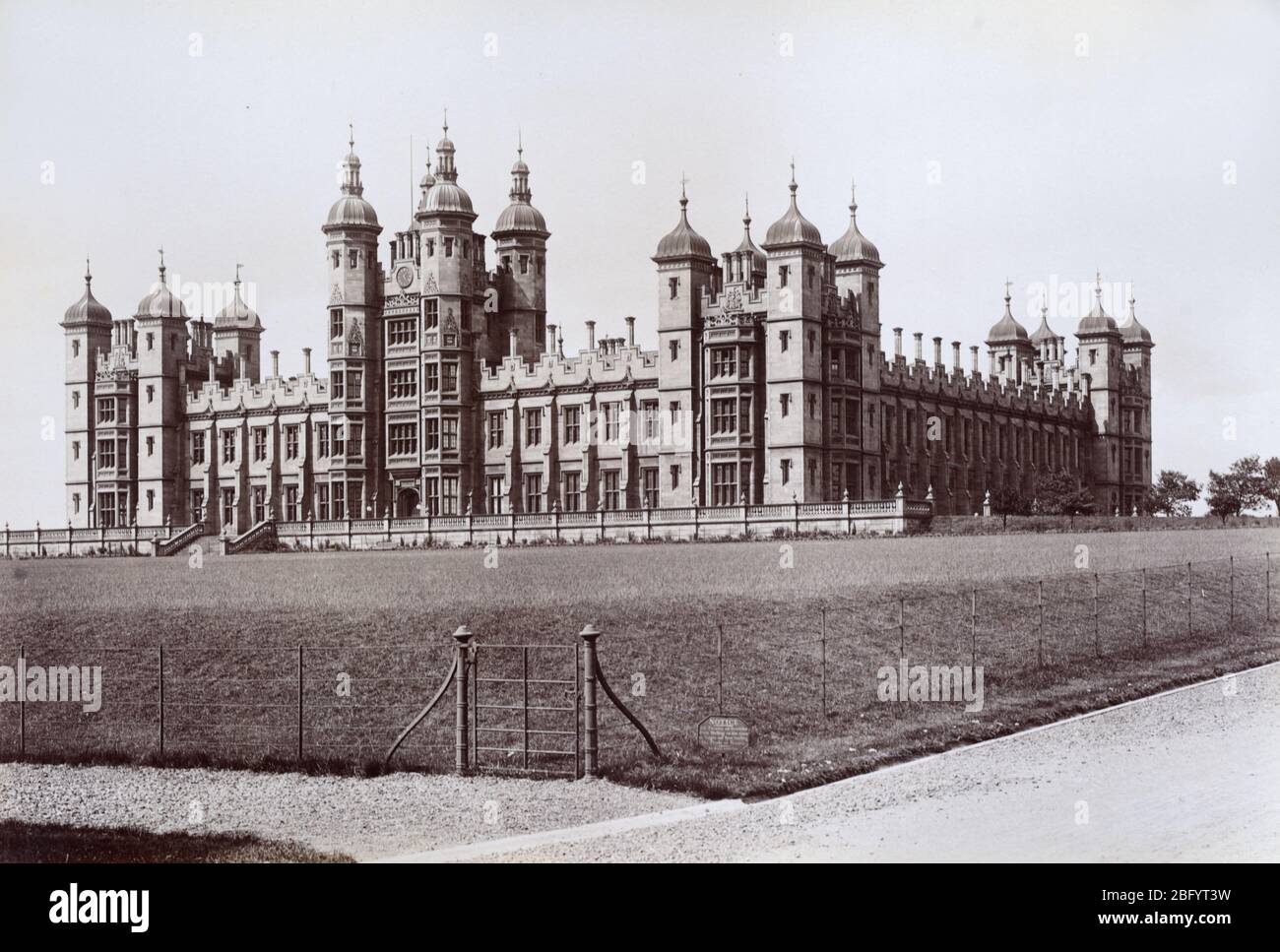 Edificio dell'Ospedale di Donaldson a West Coates Edinburgh, costruito nel 1851 in stile Tudor dall'architetto William Henry Playfair. Più tardi Donaldson's School for the Deaf (fino al 2008), ora Up-Market o Luxury Appartment Building, Edinburgh Scutland UK. Albume d'epoca Stampa o fotografia albume c1880 Foto Stock