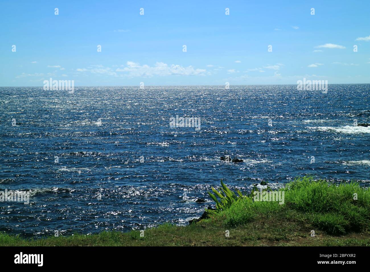Scintillante superficie d'acqua del Pacifico vista oceano dalla costa di Pasqua isola, Cile, Sud America Foto Stock