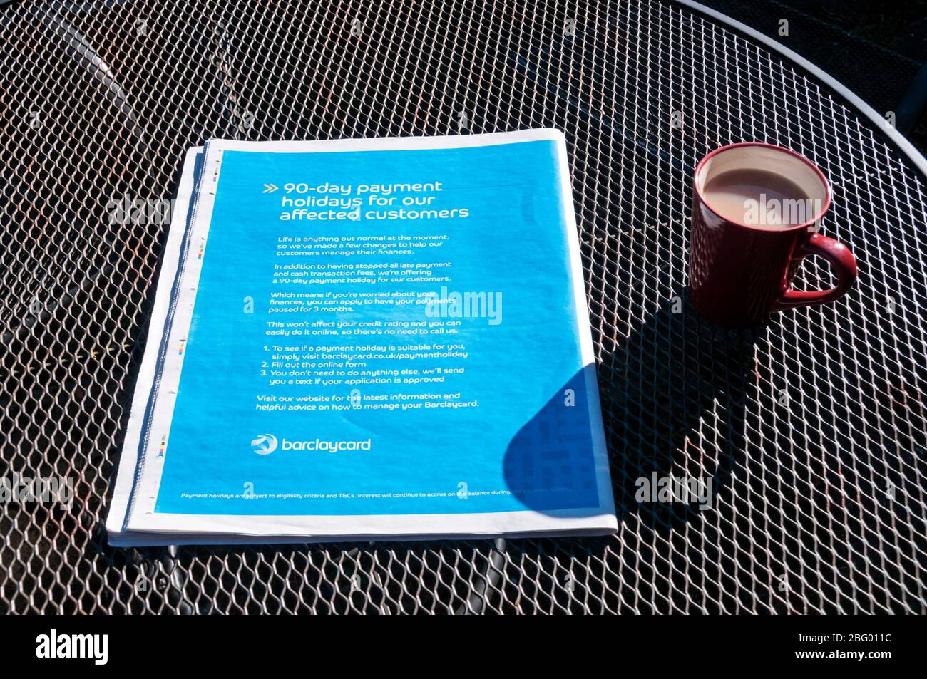 Barclaycard giornale pubblicitario offre un pagamento vacanza ai clienti interessati dalla pandemia 2020 COVID-19 Coronavirus. Foto Stock