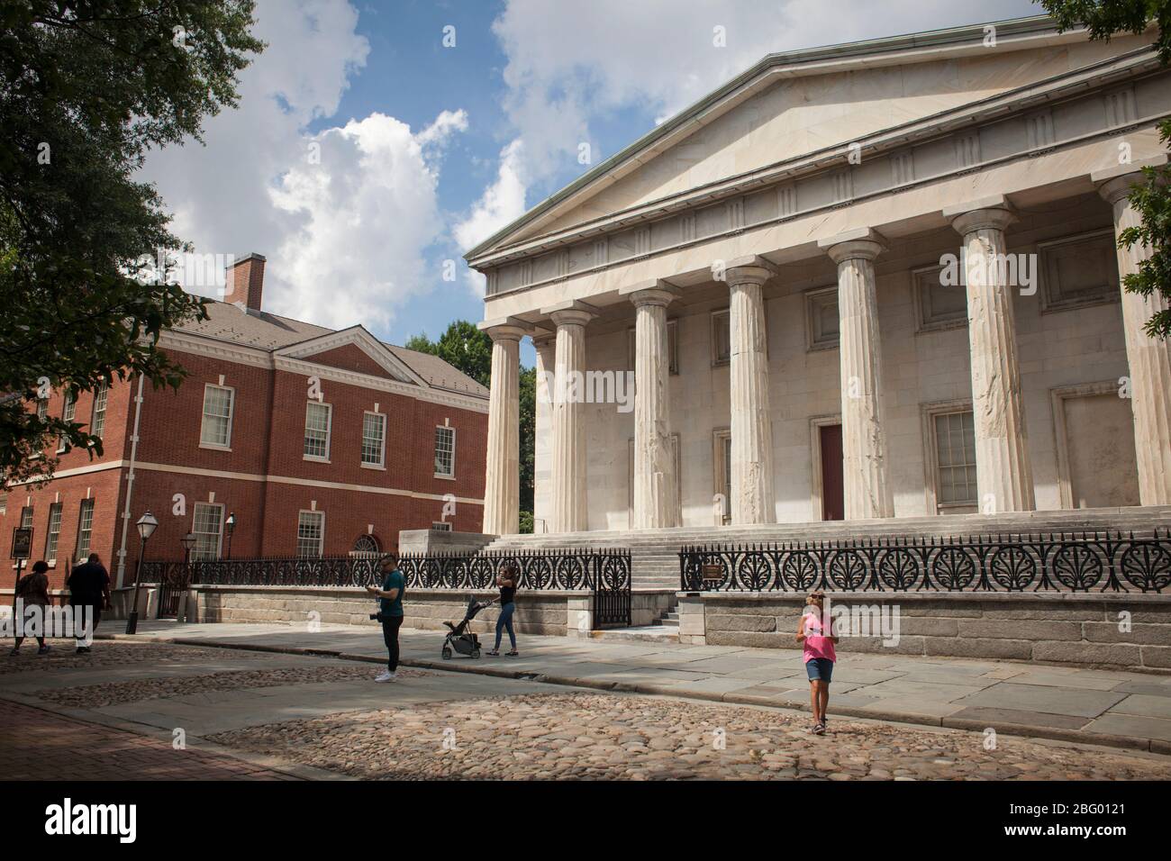Colpo orizzontale di una famiglia di fronte alla seconda Banca degli Stati Uniti façade, Philadelphia, Pennsylvania Foto Stock