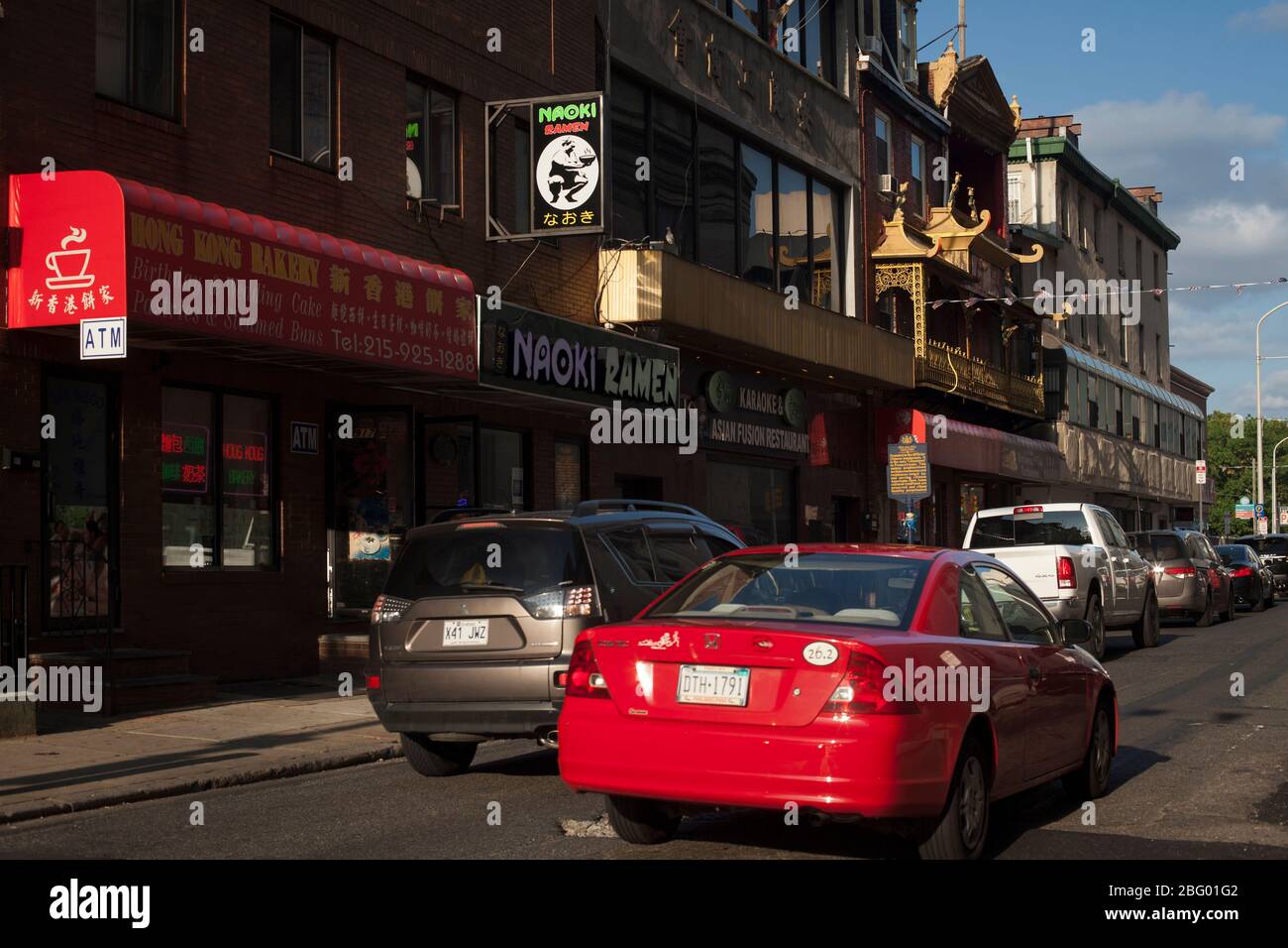 Auto rossa a Chinatown, Philadelphia, Pennsylvania Foto Stock