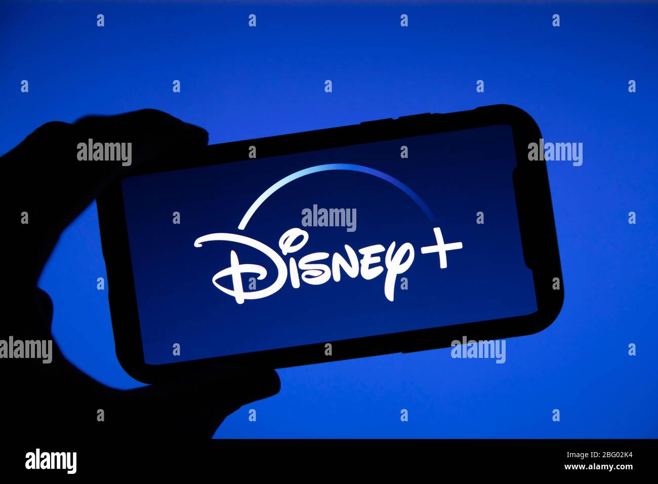 LONDRA, Regno Unito - Aprile 17 2020: Logo Disney Plus per il servizio di streaming su uno smartphone Foto Stock