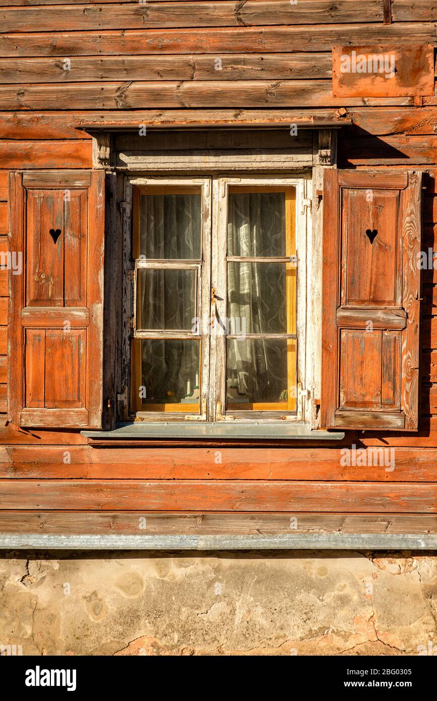 finestre con persiane aperte di un'antica casa in legno Foto stock - Alamy