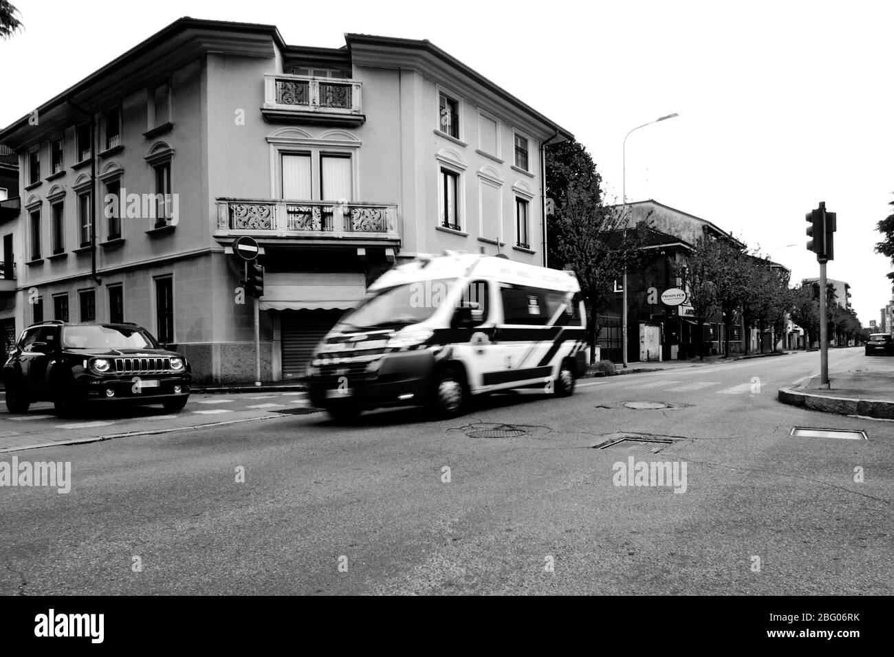 Il silenzio e la desolazione in una città vicino a Milano, domenica mattina, durante Coronavirus. Nelle strade vuote solo l'ambulanza precipitosa per aiutare le persone Foto Stock