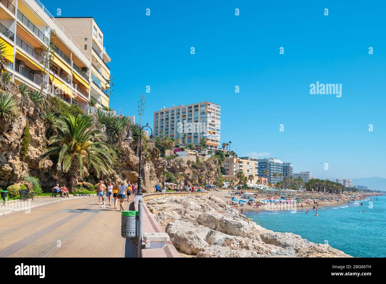 Lungomare Costa de la Carihuela e spiaggia di Playa del Bajondillo in estate. Torremolinos, Andalusia, Spagna Foto Stock