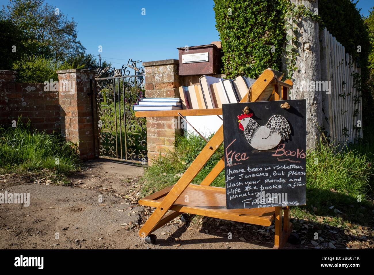 Libri gratuiti esposti fuori casa, Bawdsey, Suffolk, Regno Unito. Foto Stock