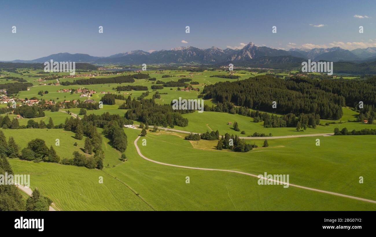 Vista dalla Ostallgäu verso Hopfensee e Säuling (2048 m), in Baviera, Germania, Europa Foto Stock