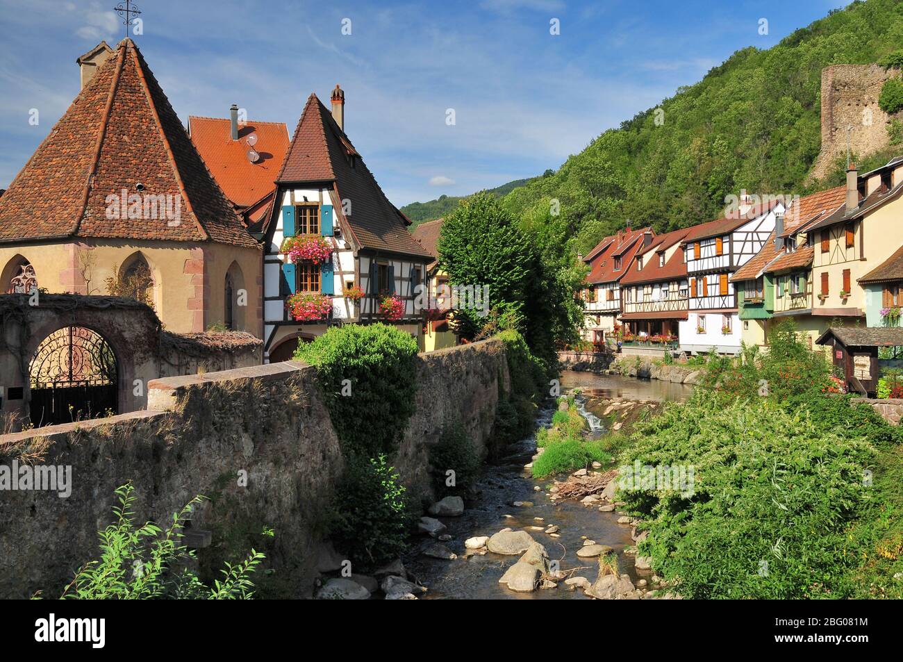 Semi-case con travi di legno sul fiume Weiss nella città di Kaysersberg, in Alsazia, Francia, Europa Foto Stock