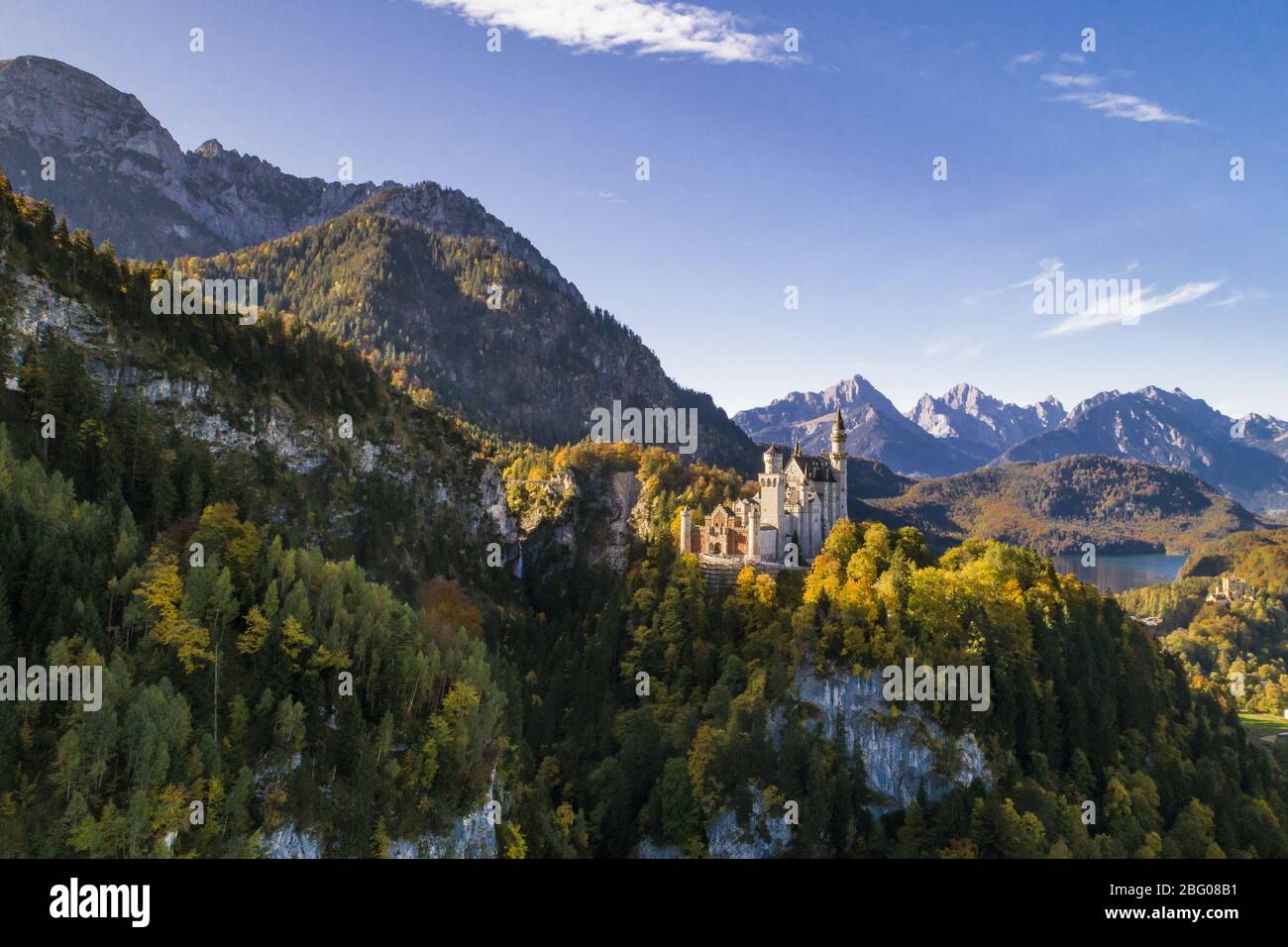 Veduta aerea del castello di Neuschwanstein a Schwangau, sulla destra la Alpsee e il Castello di Hohenschwangau, sullo sfondo le montagne di Tannheim, Svevia Foto Stock