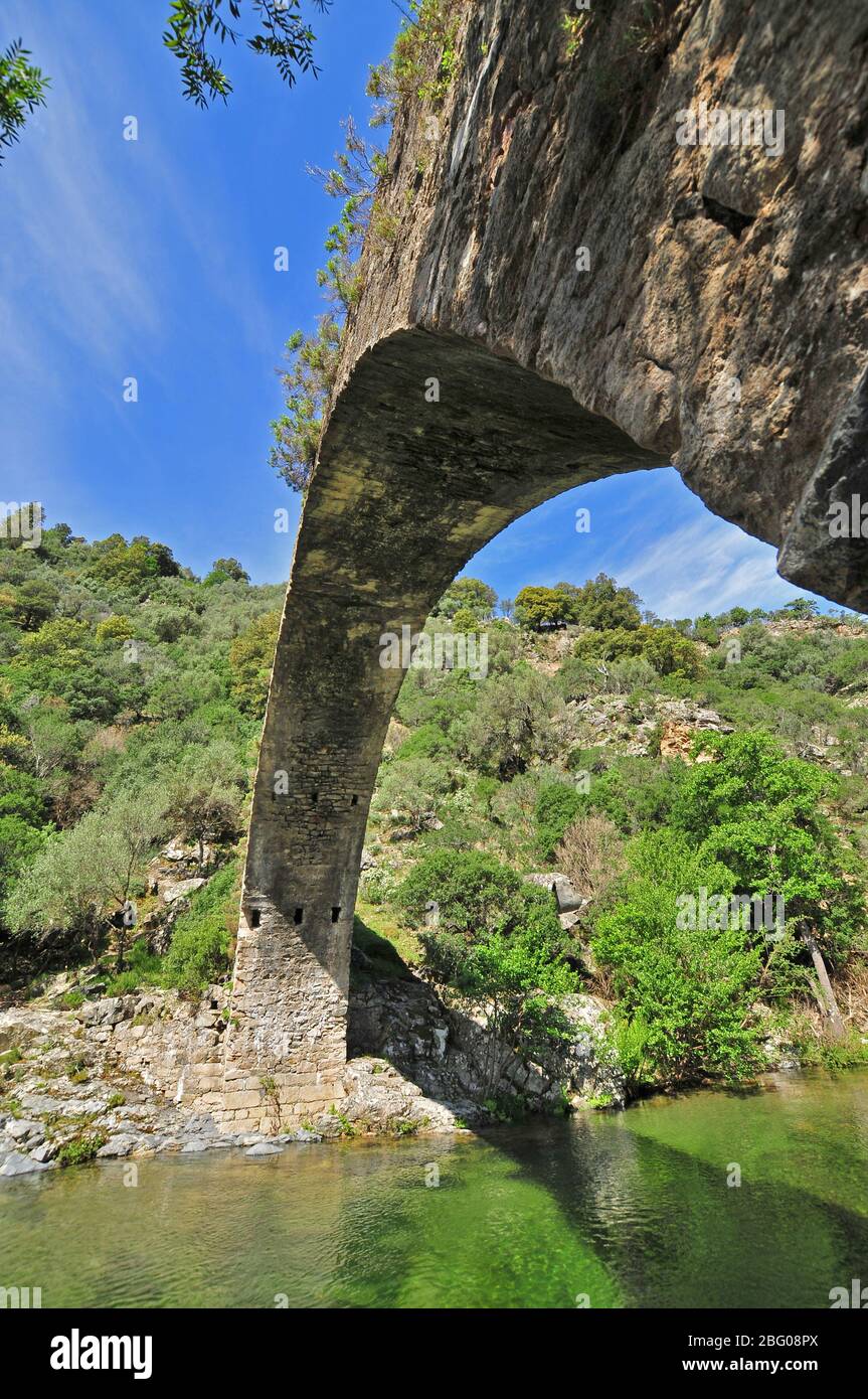 Ponte a Zaglia sul fiume Ota in Spelunca canyon tra Evisa e Porto, Corsica, Francia, Europa Foto Stock