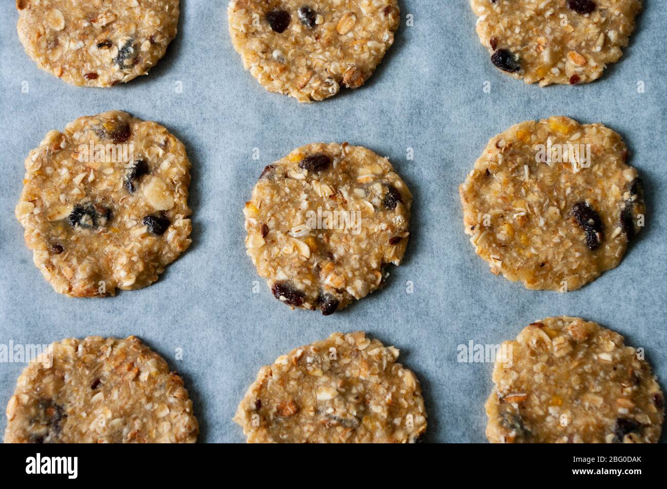 Modello fotografico con biscotti all'avena, cibo fatto in casa, forno fresco, sano. Foto Stock