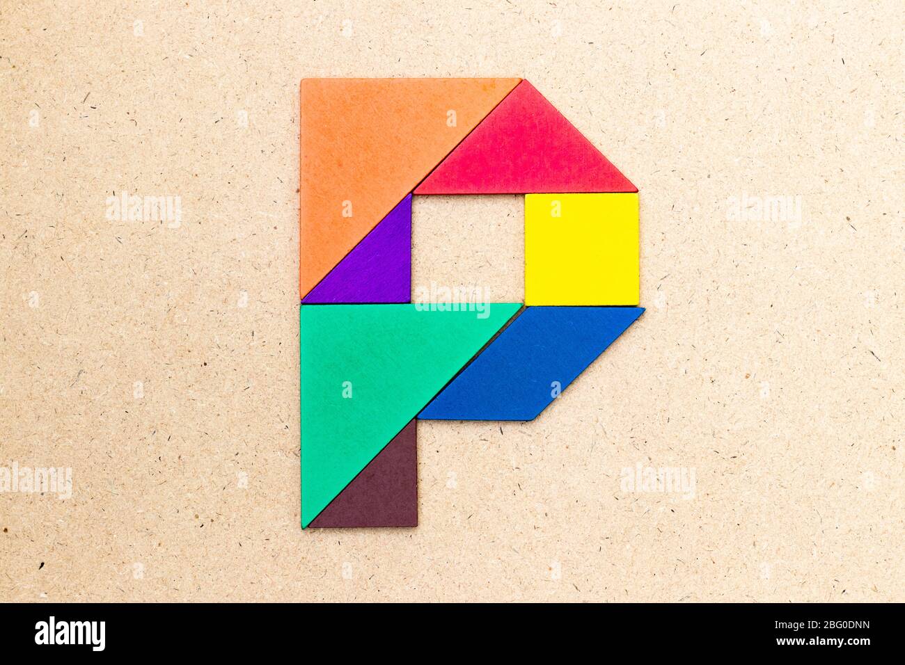 Puzzle di tangram in lettera alfabetica e forma su sfondo di legno Foto  stock - Alamy