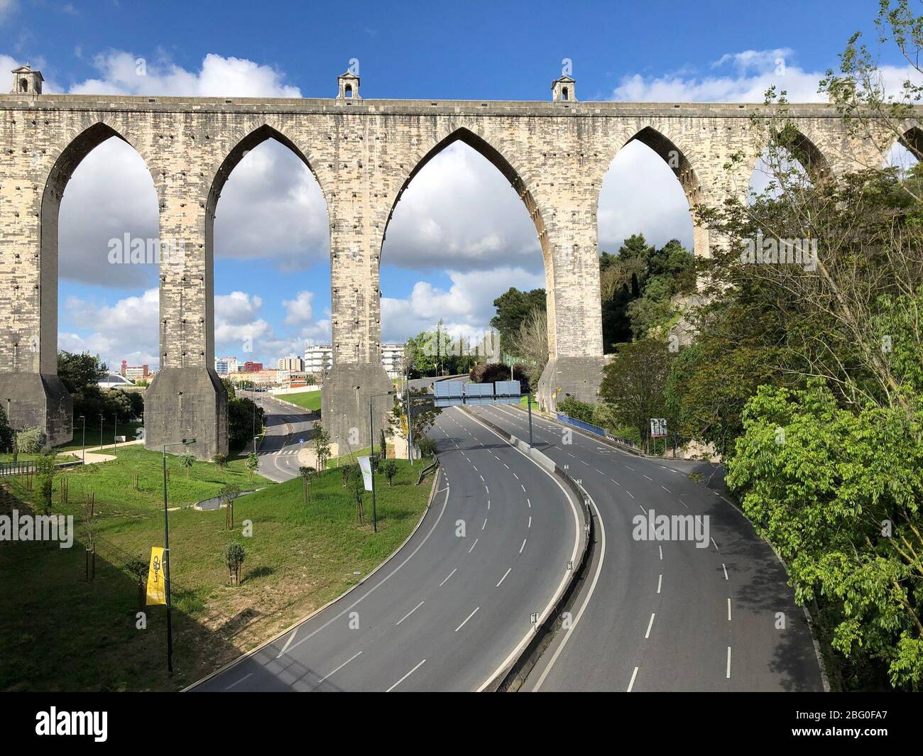 Viale deserto sotto l'Aqueduto das Aguas Livres durante la pandemia COVID-19, Lisbona Foto Stock
