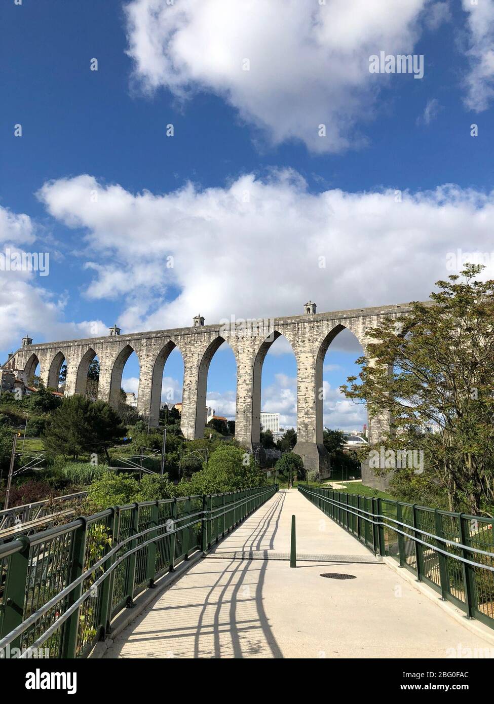 Percorso ciclabile deserto di Aqueduto das Aguas Livres durante la pandemia COVID-19, Lisbona Foto Stock