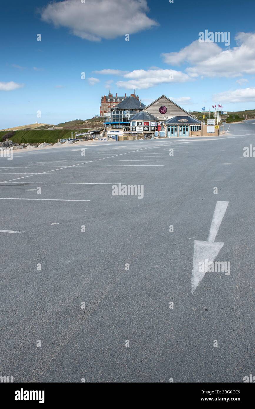 Un parcheggio normalmente occupato a Fistral a Newquay ora completamente deserta come conseguenza delle restrizioni di Coronavirus di Covid 19. Foto Stock