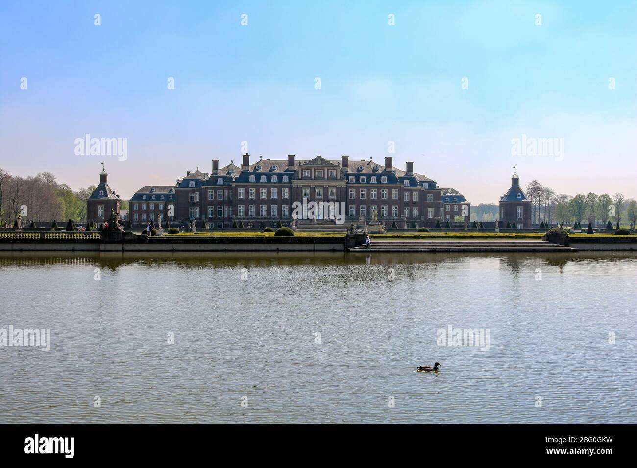 Palazzo Nordkirchen, la Versailles di Westfalia, con giardini e riflessi nel lago, Nordkirchen, Germania Foto Stock