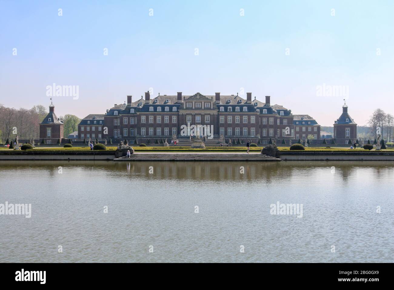 Palazzo Nordkirchen, la Versailles di Westfalia, con giardini e riflessi nel lago, Nordkirchen, Germania Foto Stock